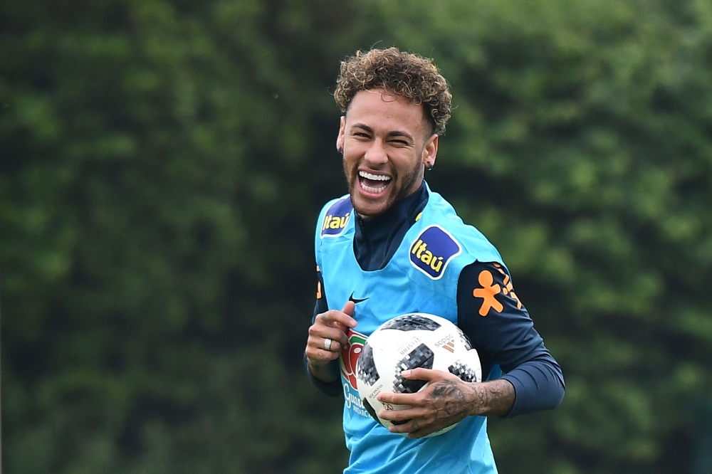 Brazil's striker Neymar laughs during a training session at Tottenham Hotspur's Enfield Training Centre, north-east of London, on May 30, 2018 ahead their international friendly football match against Croatia. / AFP / Ben STANSALL