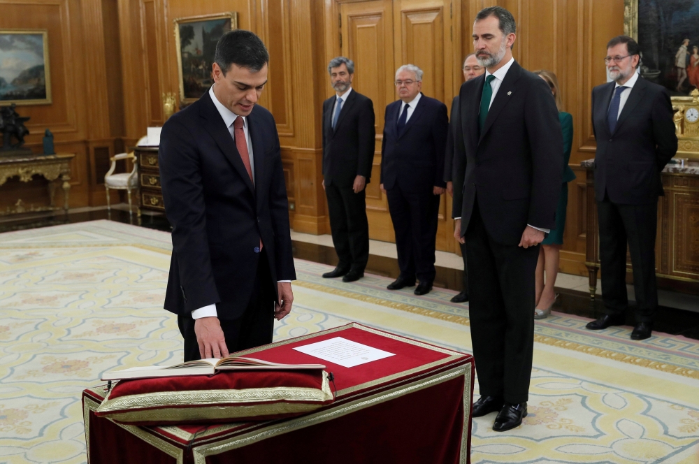Spain's new Prime Minister and Socialist party (PSOE) leader Pedro Sanchez swears in next to King Felipe during a ceremony at the Zarzuela Palace in Madrid, Spain, June 2, 2018. Fernando Alvarado/Pool via REUTERS