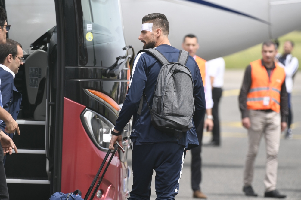 France's forward Olivier Giroud carries his luggage before taking a plane to Russia on June 10, 2018 at the Bron's airport near Lyon, central-eastern France, ahead of the Russia 2018 World Cup. / AFP / PHILIPPE DESMAZES