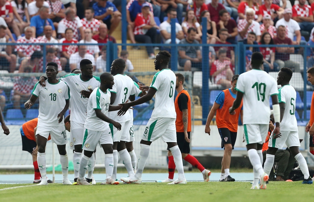 Senegal's Ismaila Sarr celebrates scoring their first goal with teammates. (REUTERS/Antonio Bronic)