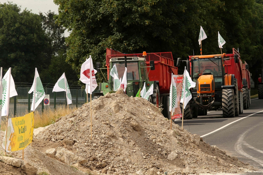 Farmers block access to the Vatry refinery on June 11, 2018 in the French department of Marne, during a demonstration called by the FNSEA farmers' union to protest plans to import palm oil for use in biofuels, a move farmers denounce as unfair competition