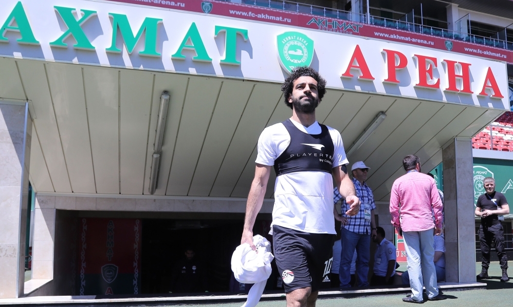 Egypt's forward Mohamed Salah arrives to take part in a training at the Akhmat Arena stadium in Grozny on June 13, 2018, ahead of the Russia 2018 World Cup football tournament. / AFP / KARIM JAAFAR