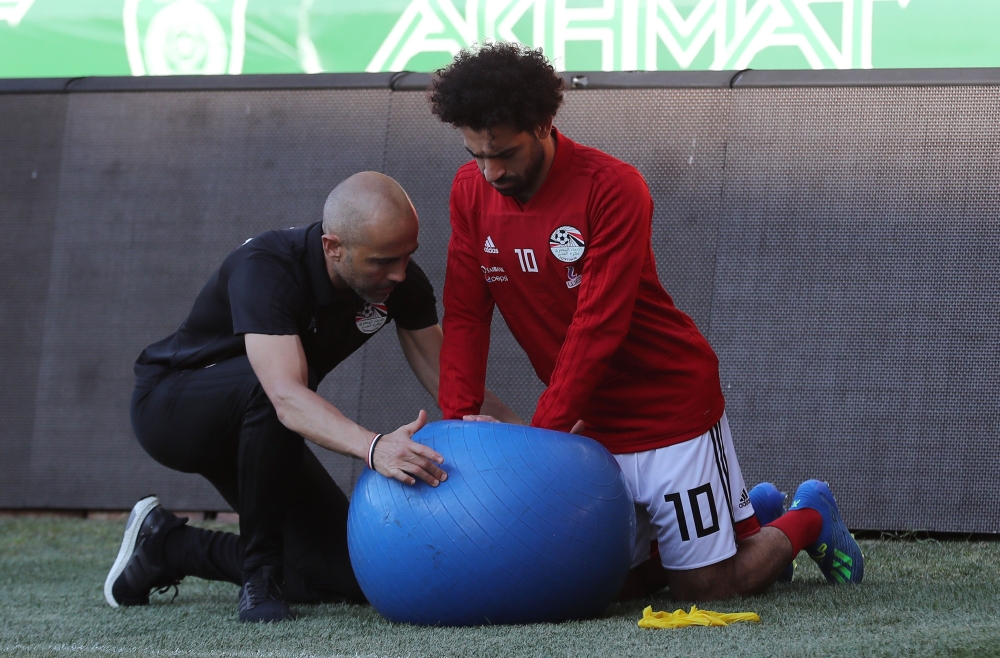 Egypt's forward Mohamed Salah exercises his shoulder during a training session at the Akhmat Arena stadium in Grozny on June 12, 2018, ahead of the Russia 2018 World Cup football tournament. / AFP / KARIM JAAFAR