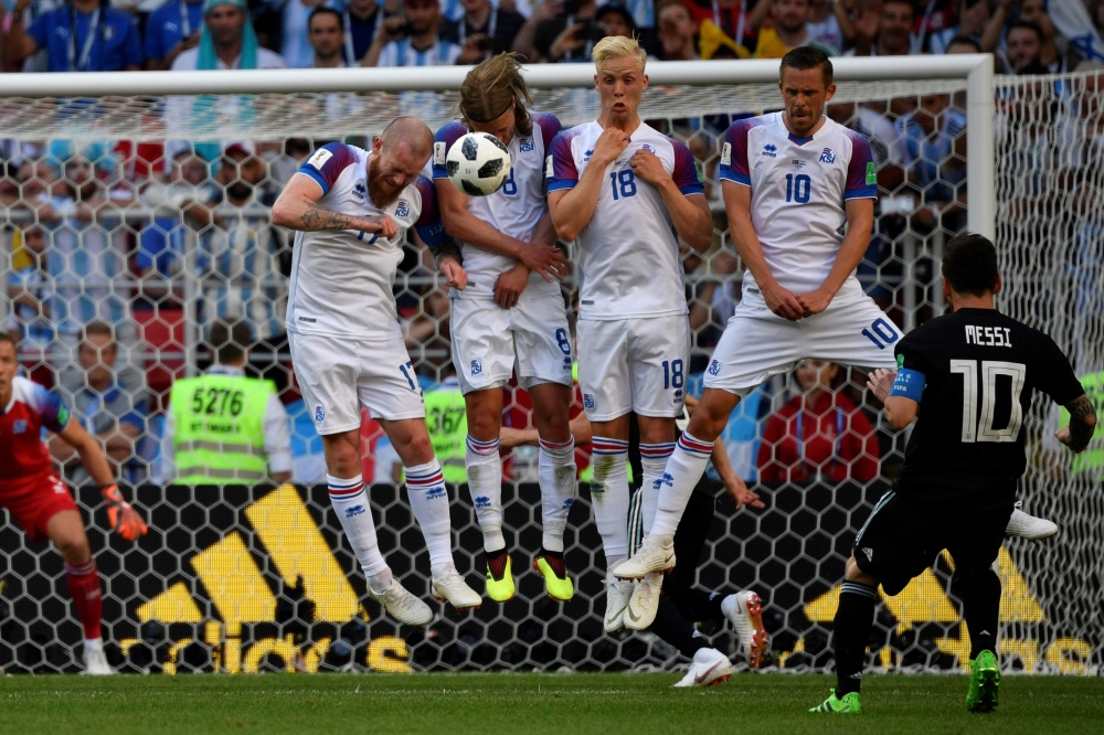 Argentina's forward Lionel Messi (R) kicks a free kick during the Russia 2018 World Cup Group D football match between Argentina and Iceland at the Spartak Stadium in Moscow on June 16, 2018. (AFP / Alexander NEMENOV)