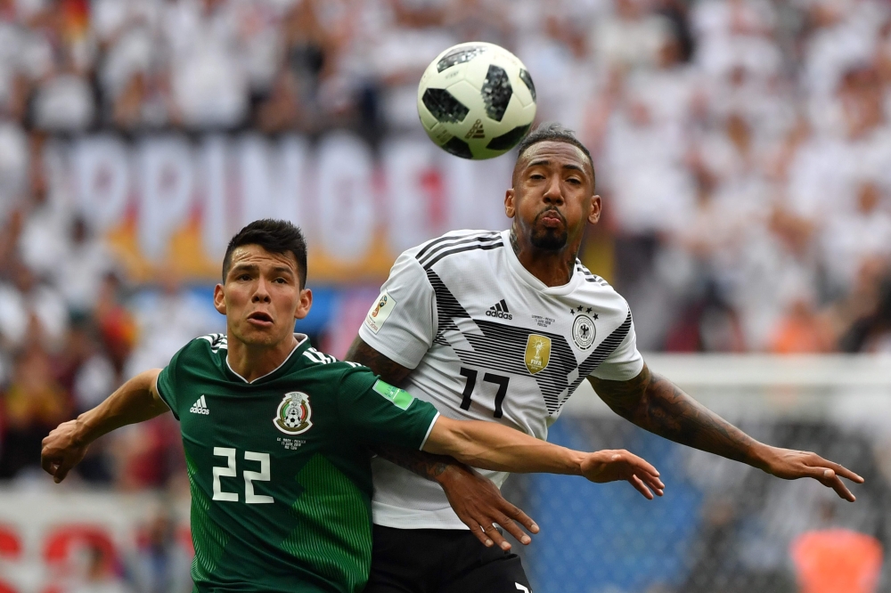 Mexico's forward Hirving Lozano (L) vies with Germany's defender Jerome Boateng during the Russia 2018 World Cup Group F football match between Germany and Mexico at the Luzhniki Stadium in Moscow on June 17, 2018. AFP / Yuri CORTEZ 