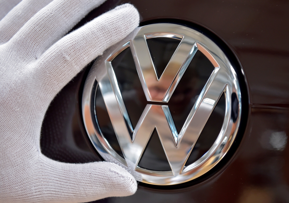FILE PHOTO: Mechanic staff work on the production line of Volkswagen e-Golf in the Glaeserne Manufaktur plant in Dresden, Germany May 8, 2018. REUTERS/Matthias Rietschel/File Photo
