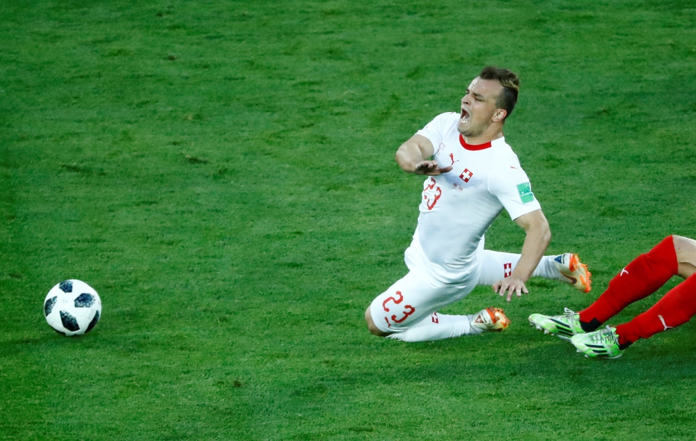 Switzerland's Xherdan Shaqiri in action with Serbia's Luka Milivojevic. Reuters/Fabrizio Bensch