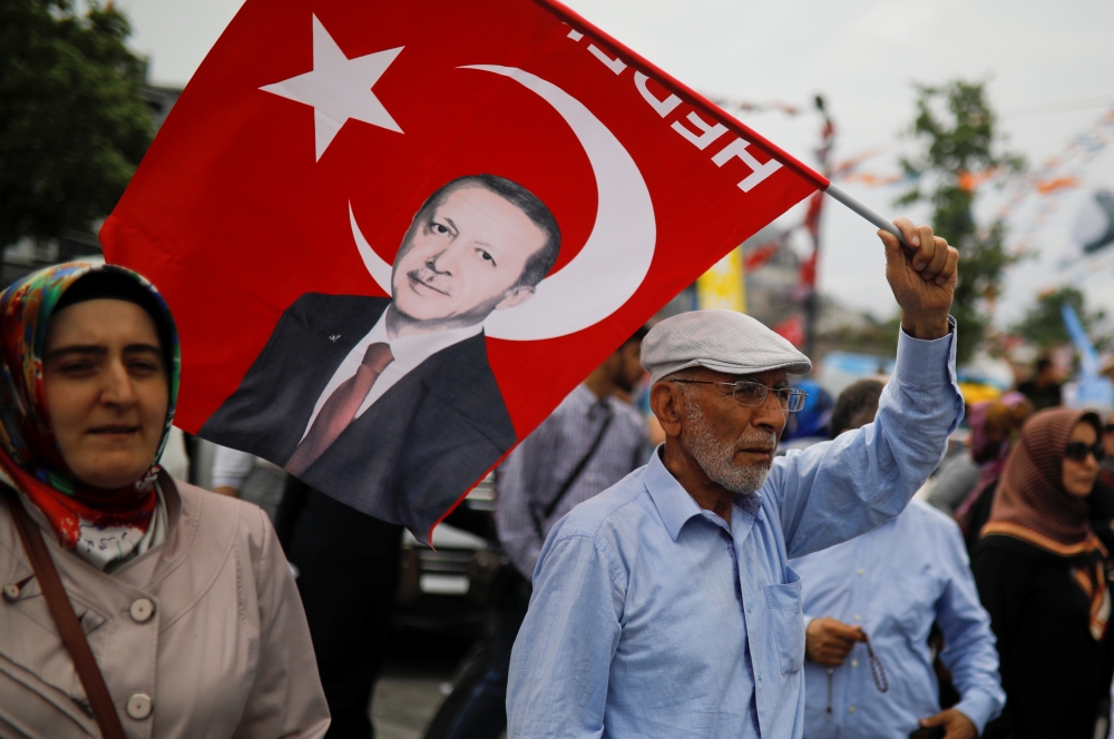 Supporters of Turkish President Tayyip Erdogan attend his election rally in Istanbul, Turkey June 23, 2018. REUTERS/Alkis Konstantinidis