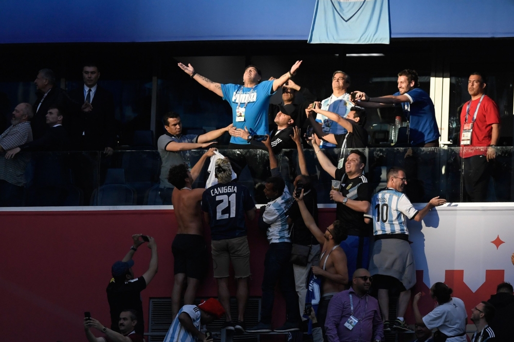 Retired Argentina forward Diego Maradona (top C) reacts before the Russia 2018 World Cup Group D football match between Nigeria and Argentina at the Saint Petersburg Stadium in Saint Petersburg on June 26, 2018. AFP / GABRIEL BOUYS 
