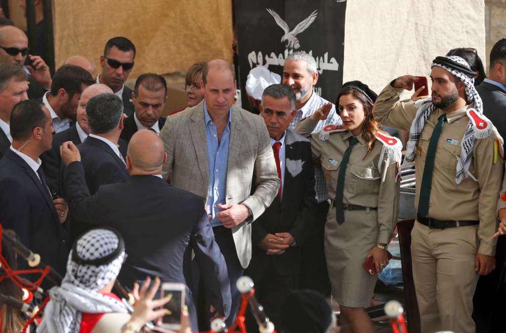 Britain's Prince William (4th-R) visits the West Bank city of Ramallah on June 27, 2018. The Duke of Cambridge is the first member of the royal family to make an official visit to the Jewish state and the Palestinian territories.  AFP / Ahmad Gharabli