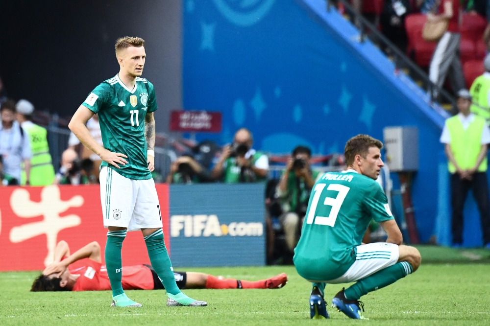Germany's forward Marco Reus (L) and Germany's forward Thomas Mueller (R) react at the end of the Russia 2018 World Cup Group F football match between South Korea and Germany at the Kazan Arena in Kazan on June 27, 2018.  AFP / Jewel SAMAD 

