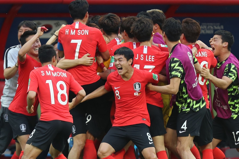 South Korea's players celebrate their goal during the Russia 2018 World Cup Group F football match between South Korea and Germany at the Kazan Arena in Kazan on June 27, 2018.   AFP / Roman Kruchinin
