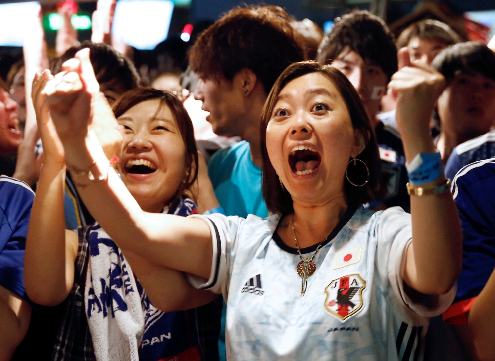 Japanese fans react as they watch a broadcast of the World Cup Group H soccer match Japan vs Poland, at a sports bar in Tokyo, Japan, June 29, 2018. REUTERS/Kim Kyung-Hoon