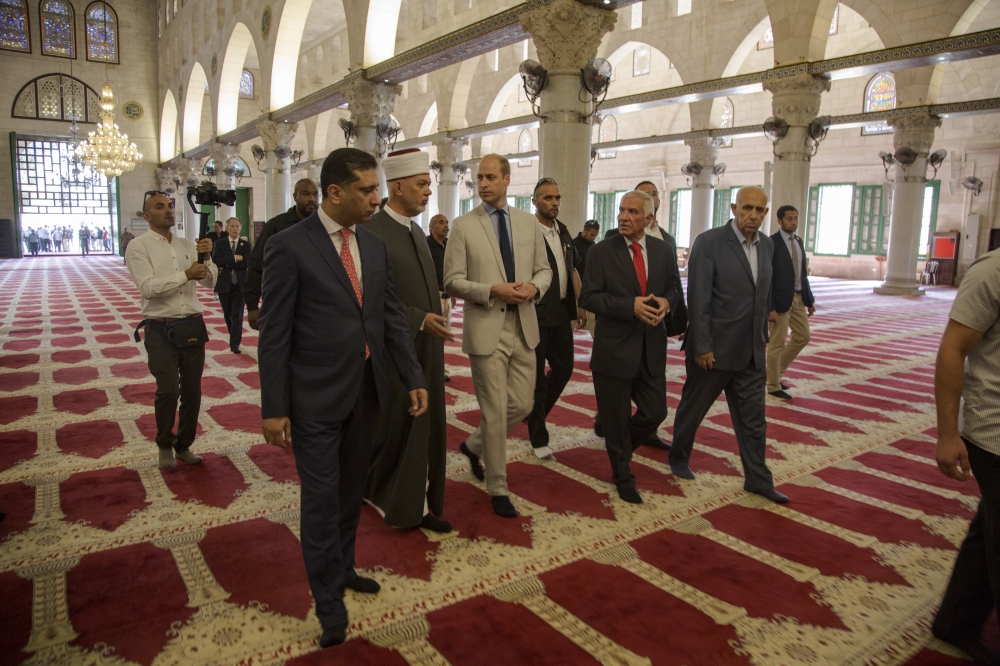 Duke of Cambridge Prince William (C) accompanied by officials of Jerusalem’s Jordan-run Authority for Islamic Endowments, visits holy sites in occupied East Jerusalem on June 28, 2018. (Faiz Abu Rmeleh/Anadolu Agency)