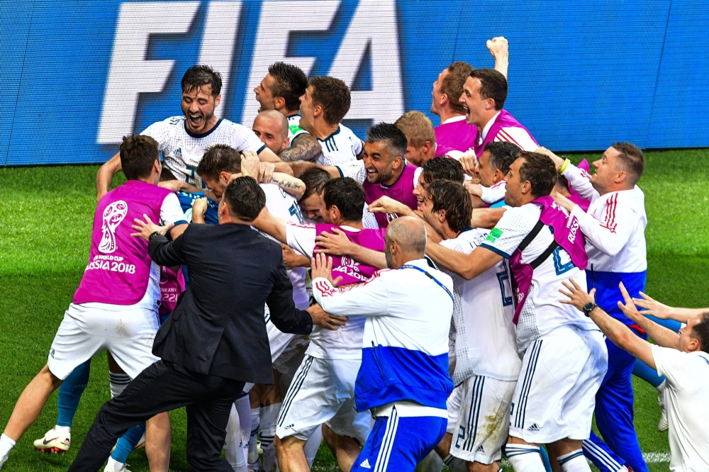 Russia's players celebrate winning the Russia 2018 World Cup round of 16 football match between Spain and Russia at the Luzhniki Stadium in Moscow on July 1, 2018. AFP / Mladen ANTONOV 
