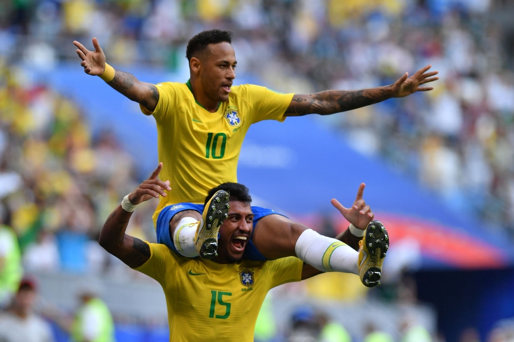 Brazil's forward Neymar celebrates with Brazil's midfielder Paulinho after scoring the opening goal during the Russia 2018 World Cup round of 16 football match between Brazil and Mexico at the Samara Arena in Samara on July 2, 2018.  AFP / Fabrice COFFRIN