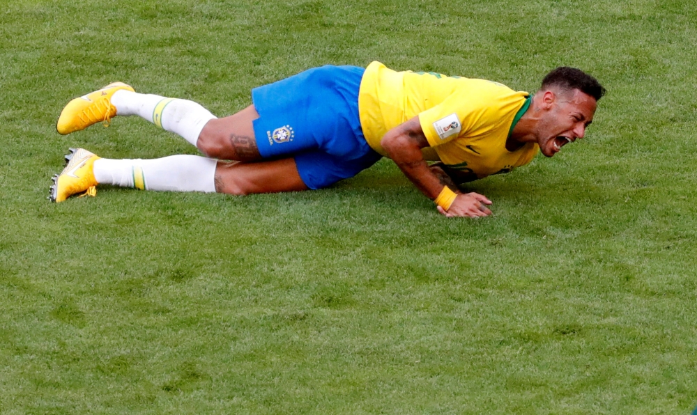 Brazil's Neymar lies on the pitch after sustaining an injury (REUTERS/David Gray/File Photo)