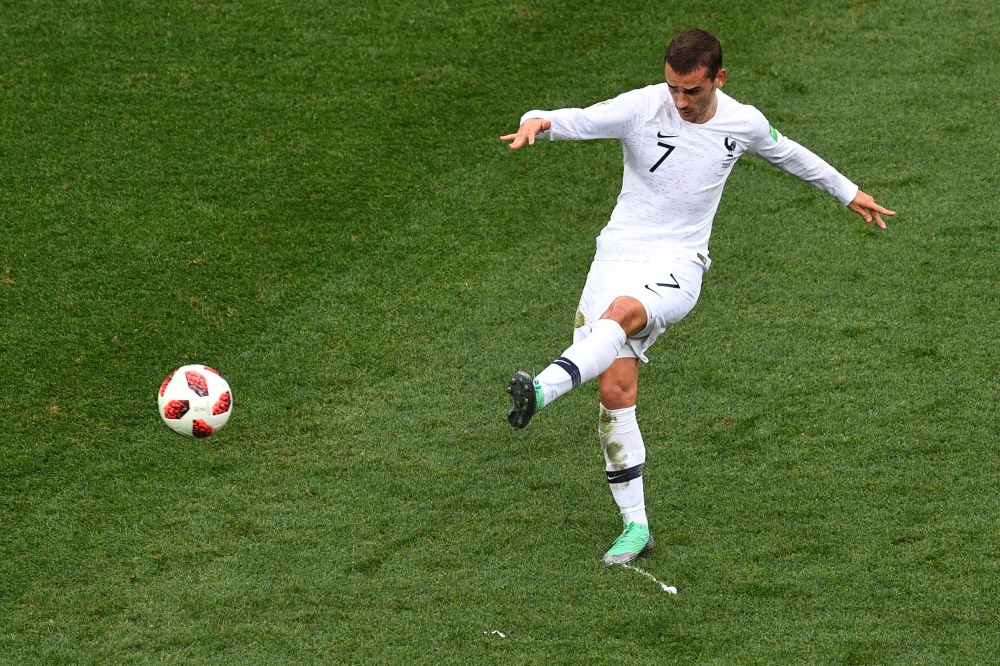 France's forward Antoine Griezmann takes a free-kick during the Russia 2018 World Cup quarter-final football match between Uruguay and France at the Nizhny Novgorod Stadium in Nizhny Novgorod on July 6, 2018. / AFP / Johannes Eisele