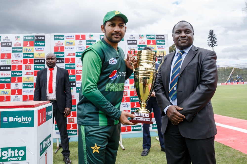 Pakistan captain Sarfraz Ahmed (L) holds the series trophy after victory during the final of the tri-series played between Pakistan and Australia in a T20 tri-series at the Harare Sports Club, July 8 2018. (AFP / Jekesai NJIKIZANA)