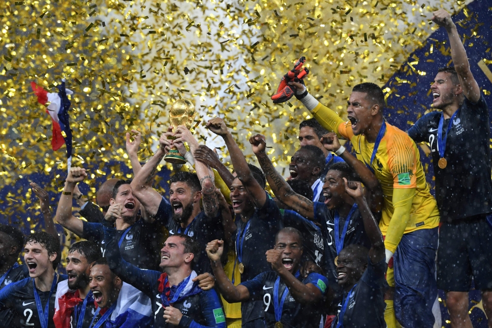 French players celebrate with the trophy at the end of the Russia 2018 World Cup final football match between France and Croatia at the Luzhniki Stadium in Moscow on July 15, 2018.  AFP / Kirill Kudryavtsev  