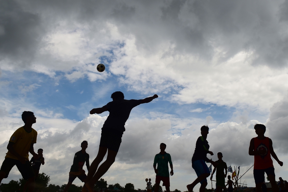 Rohingya refugee children play football at the Kutupalong refugee camp in Ukhia in this picture taken on July 19, 2018.  AFP / Munir Uz Zaman