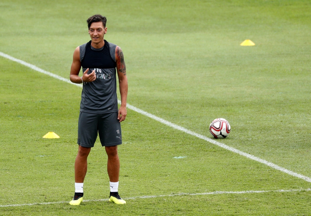Arsenal's Mesut Ozil of Germany attends a training session in Singapore July 25, 2018. (REUTERS/Edgar Su)