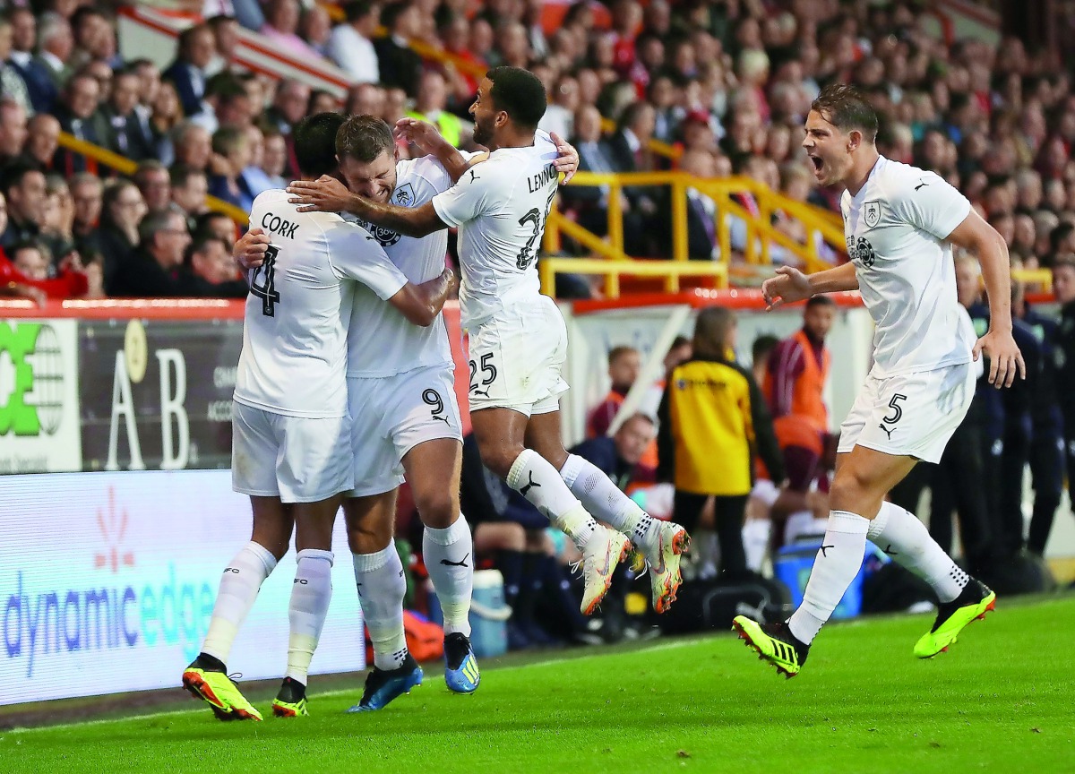 Burnley’s Sam Vokes celebrates scoring their first goal with team-mates during the first leg of the qualifying round of the Europa League in Pittodrie Stadium, Aberdeen, Britain on Thursday.