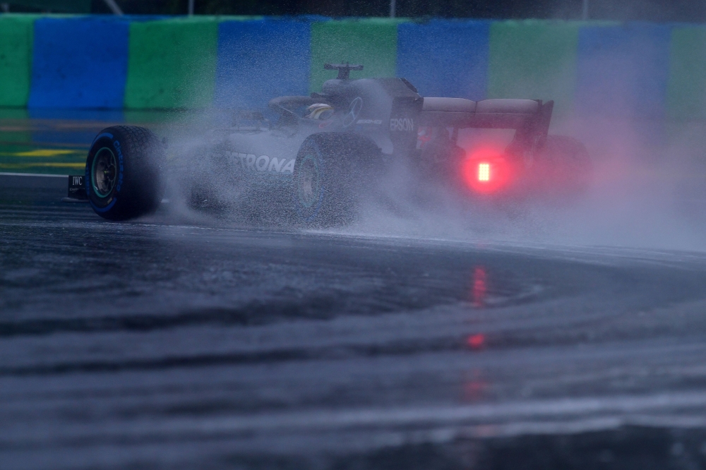 Mercedes' British driver Lewis Hamilton steers his car during the qualifying session on the eve of the Formula One Hungarian Grand Prix at the Hungaroring circuit in Mogyorod near Budapest, Hungary, on July 28, 2018. / AFP / ANDREJ ISAKOVIC