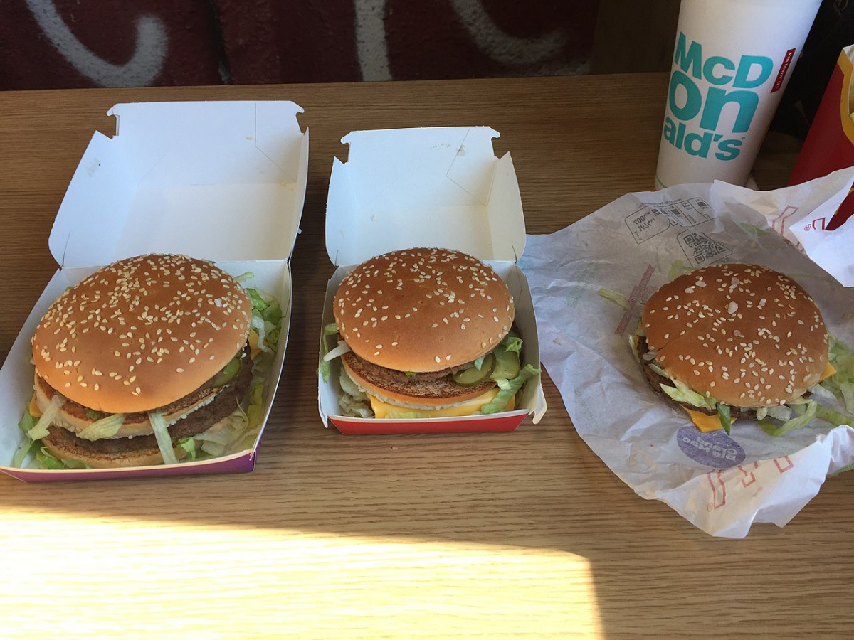 A Grand Big Mac (left) and Mac Jr. (right) alongside a regular Big Mac (center), released for a limited time in the UK as part of the 50th anniversary of the burger. Photo courtesy: Mojo0306 /CC BY-SA 4.0/ Wikimedia Commons