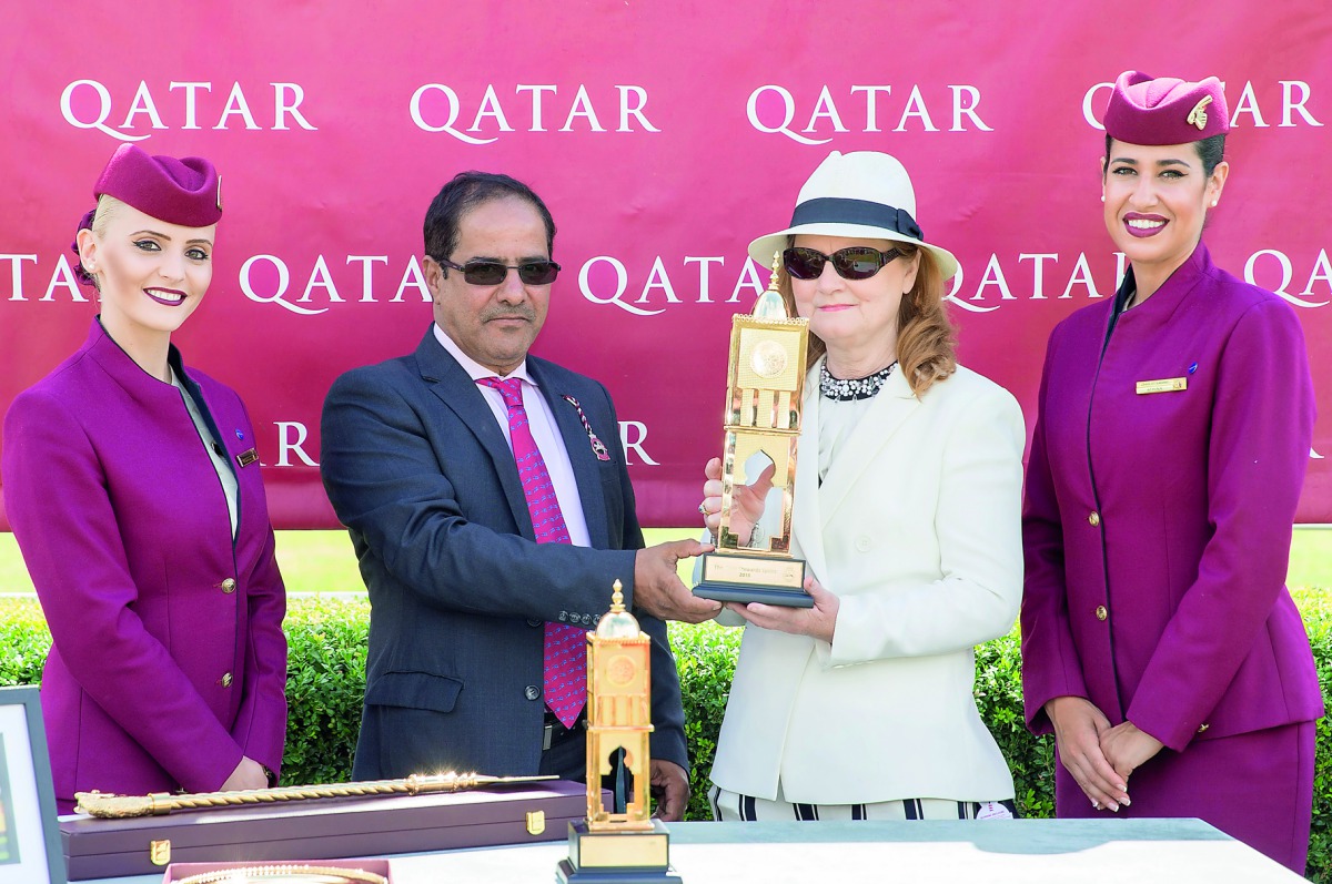 Abdullah Khalifa Al Kubaisi giving trophy to the Qatar Stewards’ Sprint Handicap Stakes winner. 