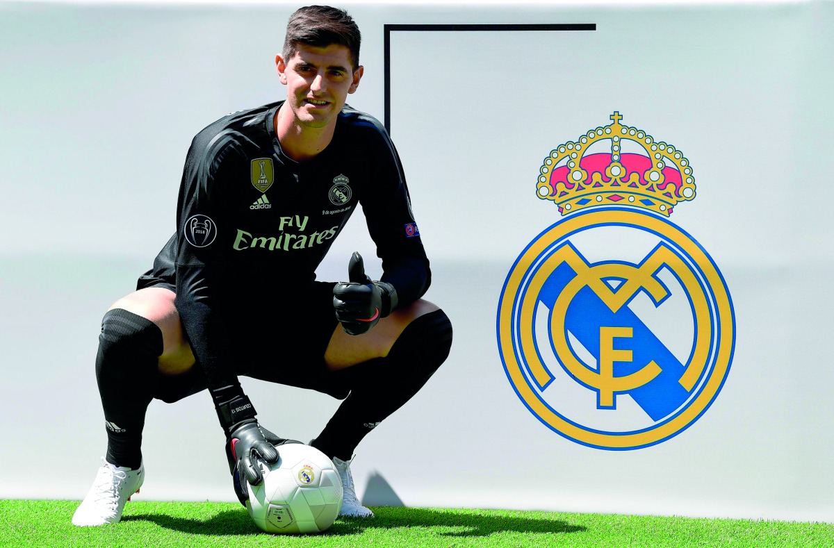 Belgian goalkeeper Thibaut Courtois poses during his presentation as new player of Real Madrid football team, at the Santiago Bernabeu stadium in Madrid on August 9, 2018. AFP / Javier Soriano 