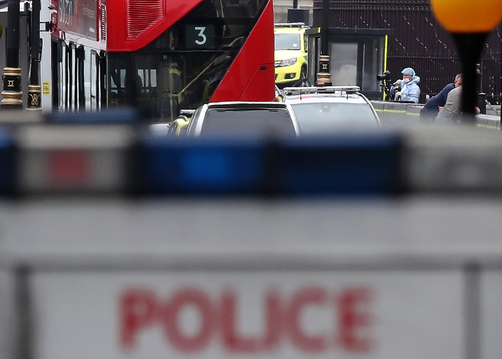 Police forensics officers work at the scene (top R) outside the Houses of Parliament in central London on August 14, 2018, where a car was driven into the barriers. / AFP / Daniel LEAL-OLIVAS