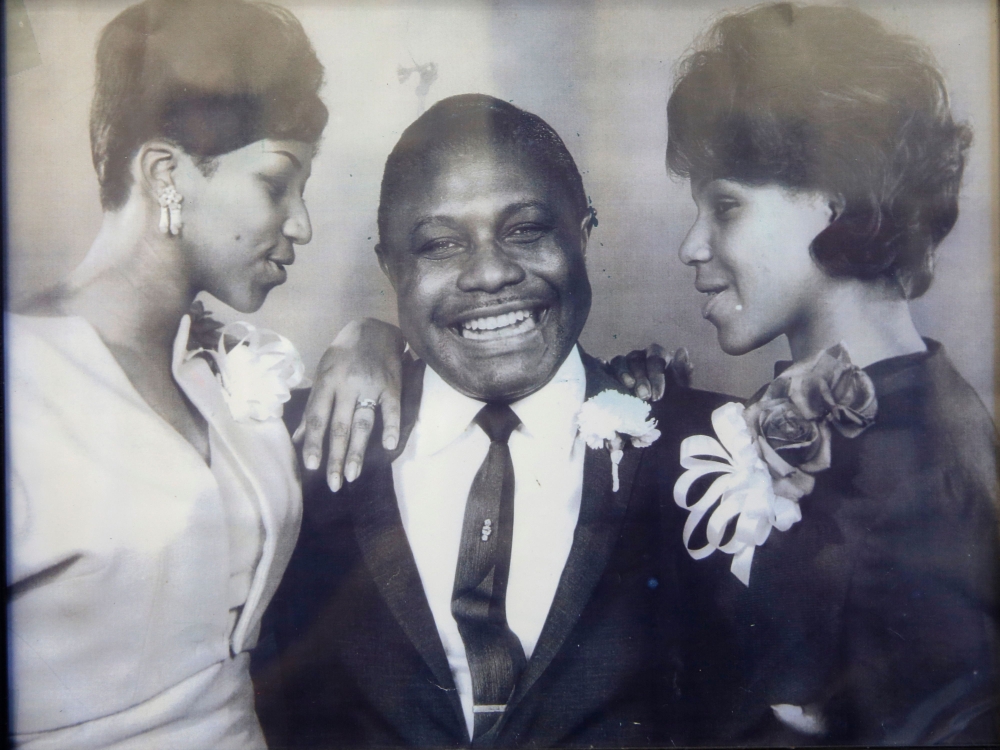 Aretha Franklin (L) with her father C.L. Franklin and sister Caroline in this undated handout photo from the New Bethel Baptist Church.  AFP photo / New Bethel Baptist Church