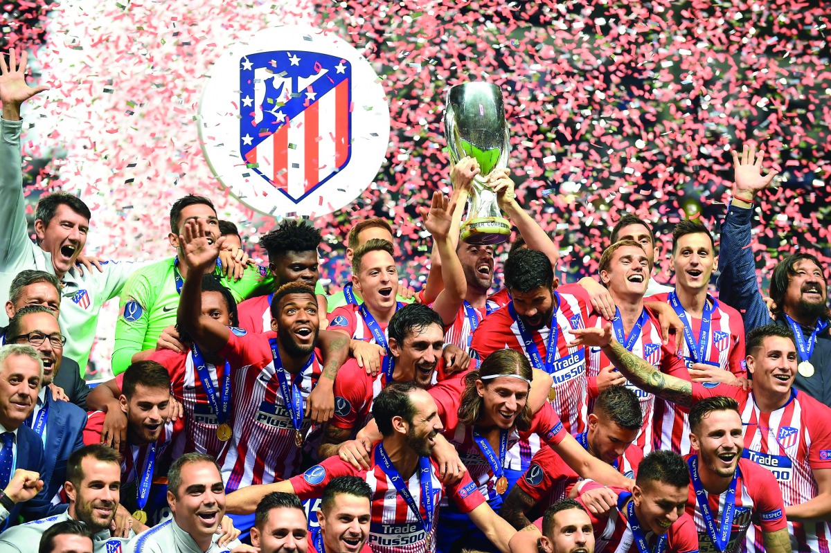 Atletico Madrid's players celebrate with the trophy after winning the UEFA Super Cup football match Atletico de Madrid vs Real Madrid CF at the Lillekula Stadium in Tallinn, Estonia, on August 15, 2018. AFP / Janek Skarzynski