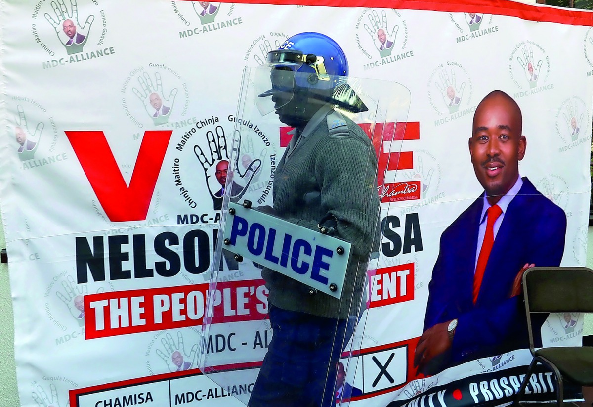 Riot police arrive at a press conference due to be addressed by opposition Movement for Democratic Change (MDC) leader Nelson Chamisa, ordering journalist out of the venue in Harare, Zimbabwe, August 3, 2018. Reuters/Mike Hutchings
