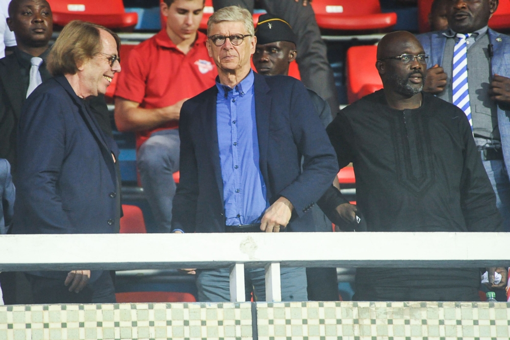 Former French football players and coaches Claude LeRoy and Arsene Wenger arrive with Liberian President George Weah at the stadium to attend a football match in Monrovia on August 23, 2018. AFP / Zoom Dosso 
