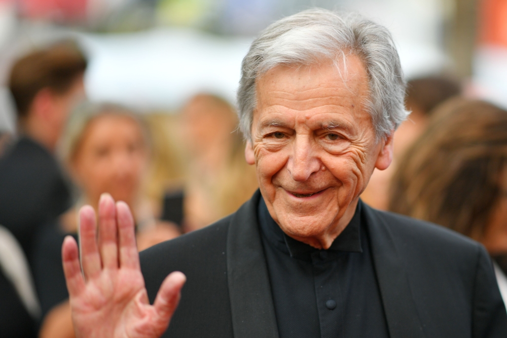 Greek-French director Costa-Gavras waves as he arrives for the screening of the tv series 'Twin Peaks' at the 70th edition of the Cannes Film Festival on May 25, 2017, in Cannes, southern France.  AFP / Loic Venance 