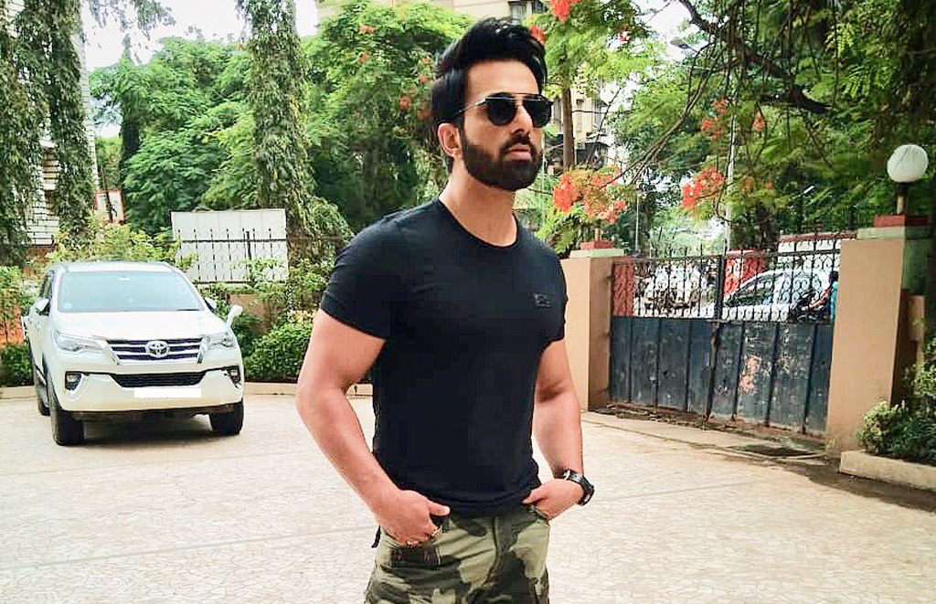 Twitter image of the actor Sonu Sood.