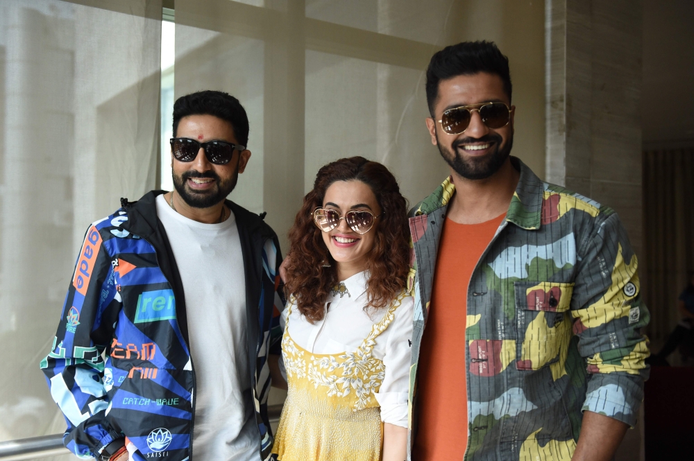 Indian actors Taapsee Pannu(C), Abhishek Bachchan (L) and Vicky Kaushal pose for a picture during a promotional event for the upcoming film 'Manmarizyaan', in Ahmedabad on September 2, 2018. / AFP / SAM PANTHAKY