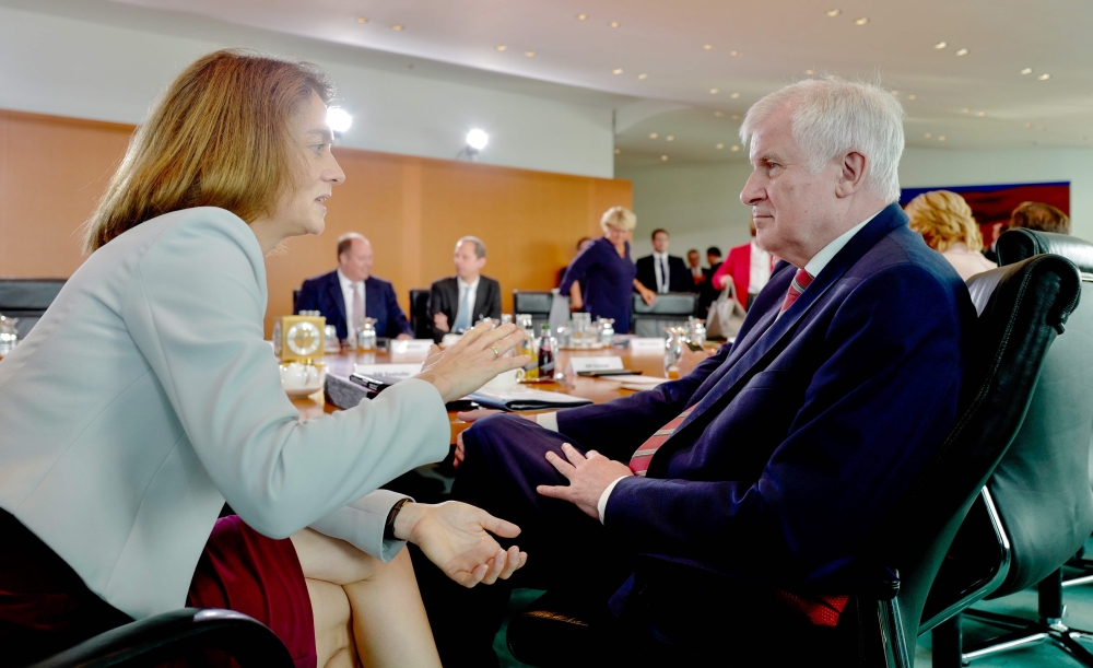 German Justice Minister Katarina Barley and German Interior Minister Horst Seehofer talk prior to the beginning of the weekly cabinet meeting at the Chancellery in Berlin on September 5, 2018. / AFP / John MACDOUGALL