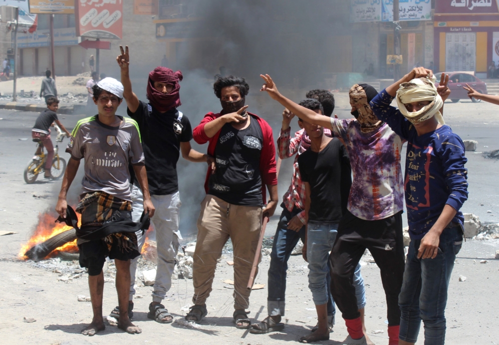 Yemeni protesters block a road as they protest against inflation and the rise of living costs in the country's second city of Aden, which is held by forces loyal to the Saudi-backed government, on September 5, 2018.  AFP / Saleh Al-OBEIDI
