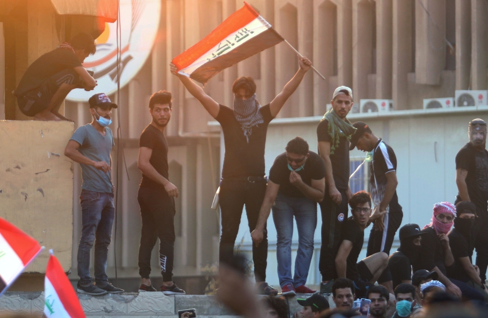 Iraqis protest against the government and the lack of basic services outside the regional government headquarters in the southern city of Basra on September 5, 2018.   AFP / Haidar MOHAMMED ALI