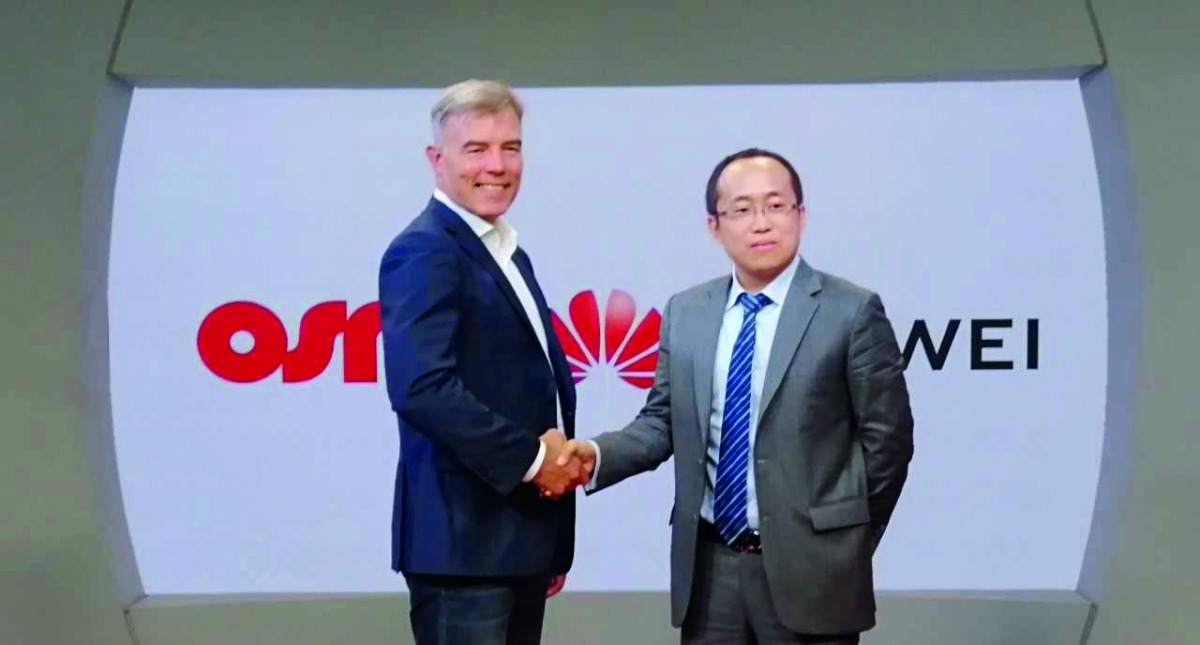 Neil Martin (left), Chief Commercial Officer of OSN with Sun Xiaofeng, VP of Huawei Middle East.