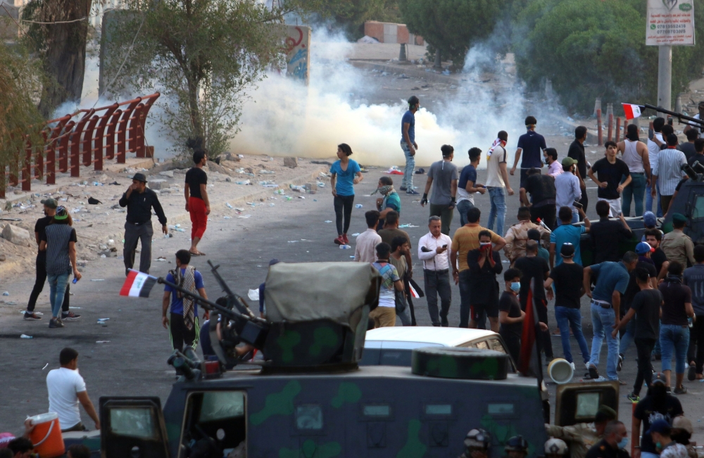 Iraqis protest against the government and the lack of basic services outside the regional government headquarters in the southern city of Basra on September 5, 2018. AFP / Haidar Mohammed Ali 