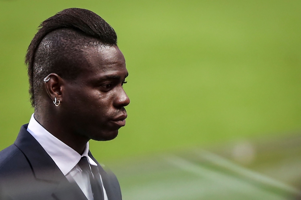 Italy's forward Mario Balotelli walks around the Luz stadium with teammates on September 9, 2018 on the eve of the UEFA Nations League A group 3 football match between Portugal and Italy. / AFP / PATRICIA DE MELO MOREIRA