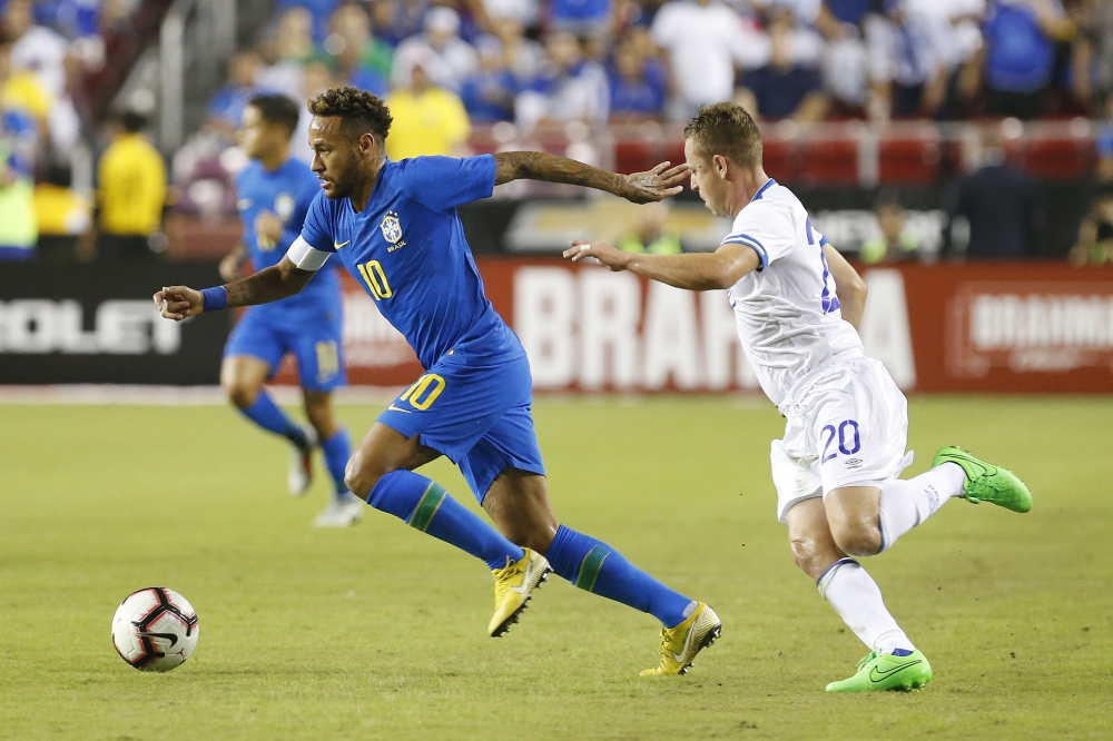  Brazil forward Neymar (10) dribbles the ball past El Salvador midfielder Fabricio Alfaro (20) in the first half during an international friendly soccer match at FedEx Field. Geoff Burke-USA TODAY Sports