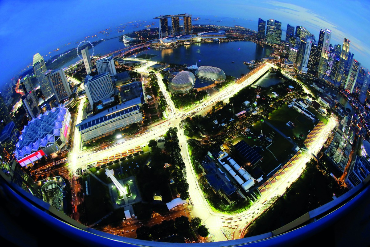 he Marina Bay street circuit is illuminated at dusk in Singapore September 17, 2013. The Singapore Formula One Grand Prix night race will take place on September 22, 2013. Picture taken with a fish-eye lens. Reuters/Edgar Su