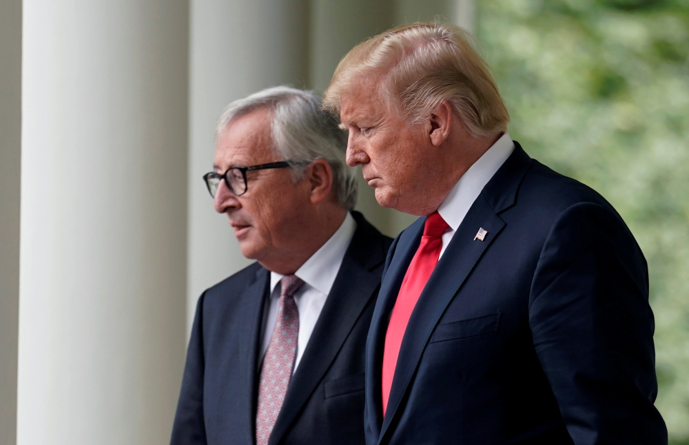 US President Donald Trump and European Commission President Jean-Claude Juncker walk together before speaking about trade relations in the Rose Garden of the White House, July 25, 2018/ Reuters/Joshua Roberts