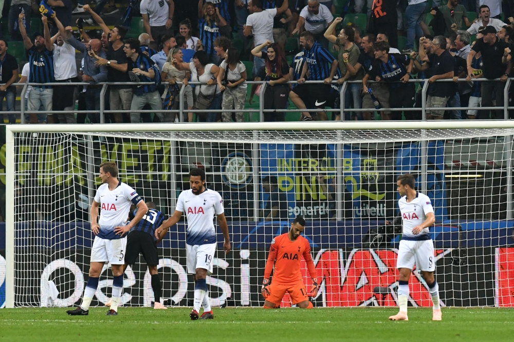 Tottenham's Dutch goalkeeper Michel Vorm (Rear C) reacts after failing to stop a last minute winning header during the UEFA Champions League group stage football match Inter Milan vs Tottenham on September 18, 2018 at the San Siro stadium in Milan. / AFP 