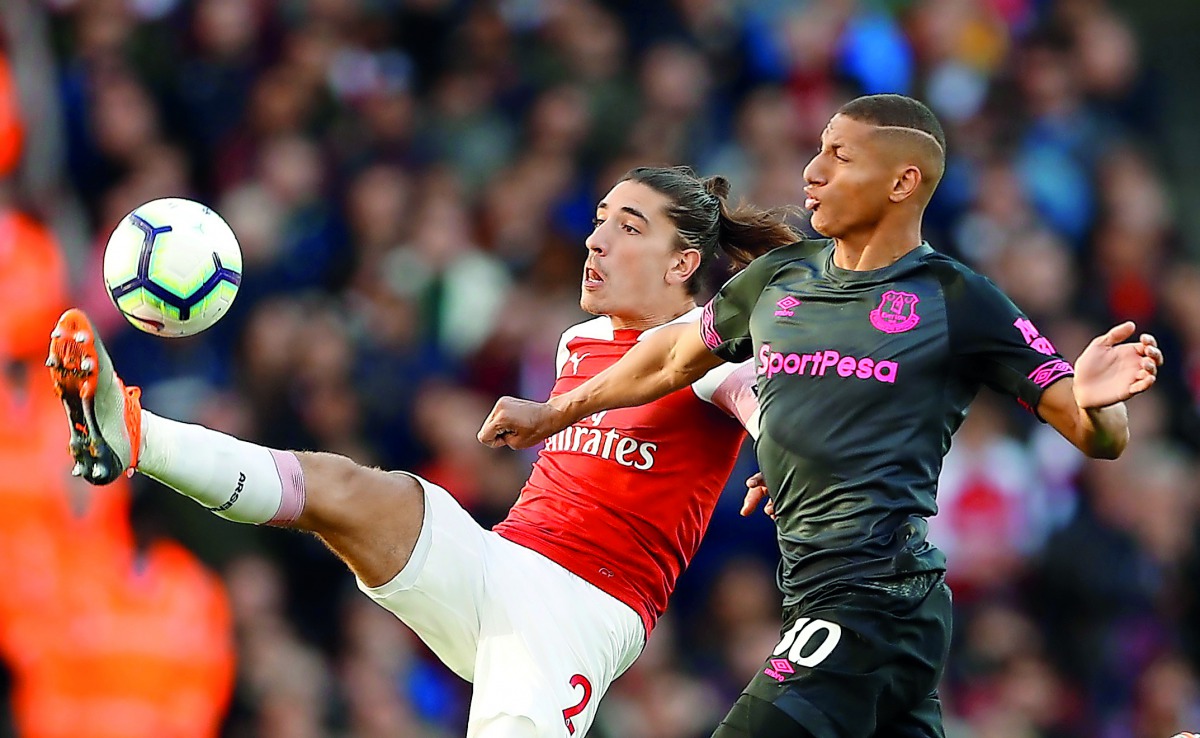  
Arsenal's Hector Bellerin in action with Everton's Richarlison. Premier League, Arsenal v Everton - Emirates Stadium, London, September 23, 2018. Action Images via Reuters/John Sibley
